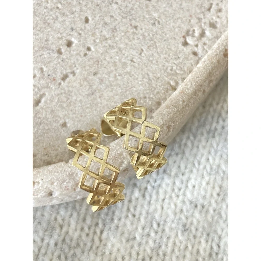 Small Gold Tone‎ Hoop Earrings Abstract Lattice Cutout Clip On Geometric